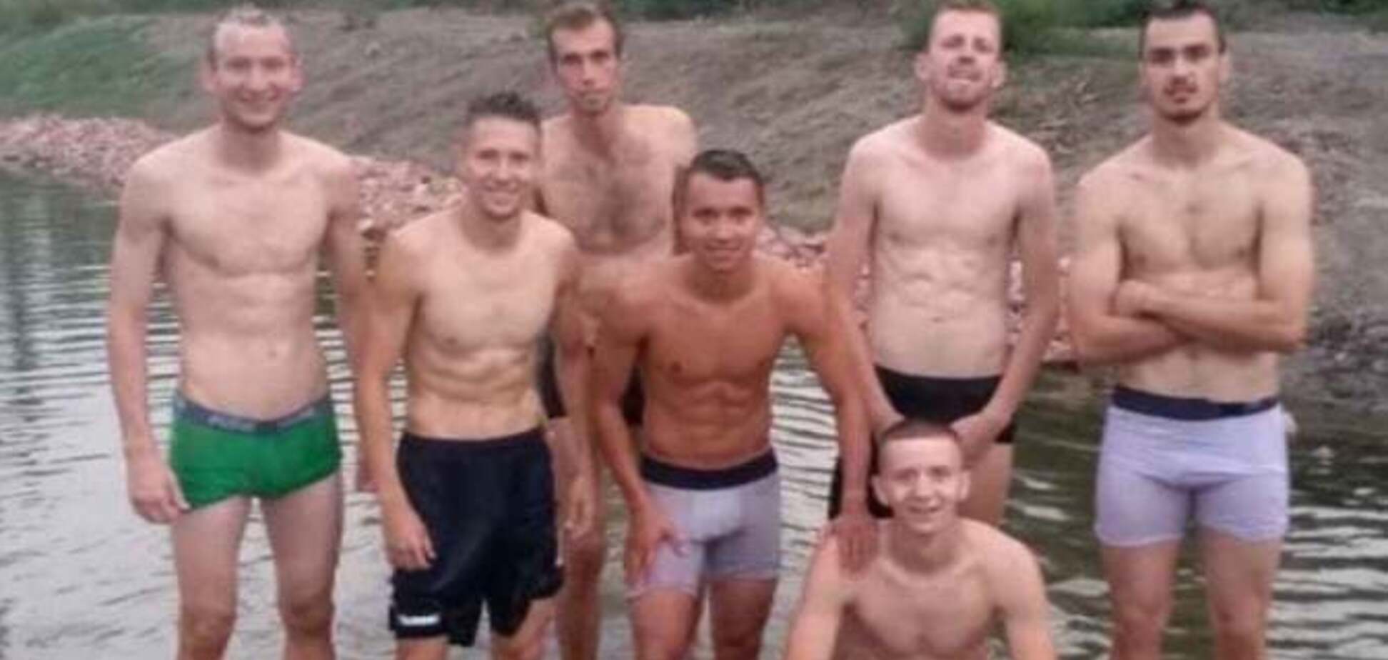 Українським футболістам після матчу довелось митися у канаві - фотофакт