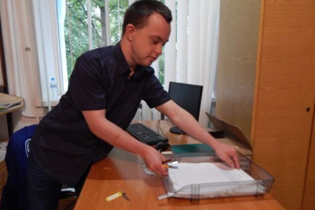 Первый в Украине бакалавр с синдромом Дауна начал работать: как проходит его рабочий день