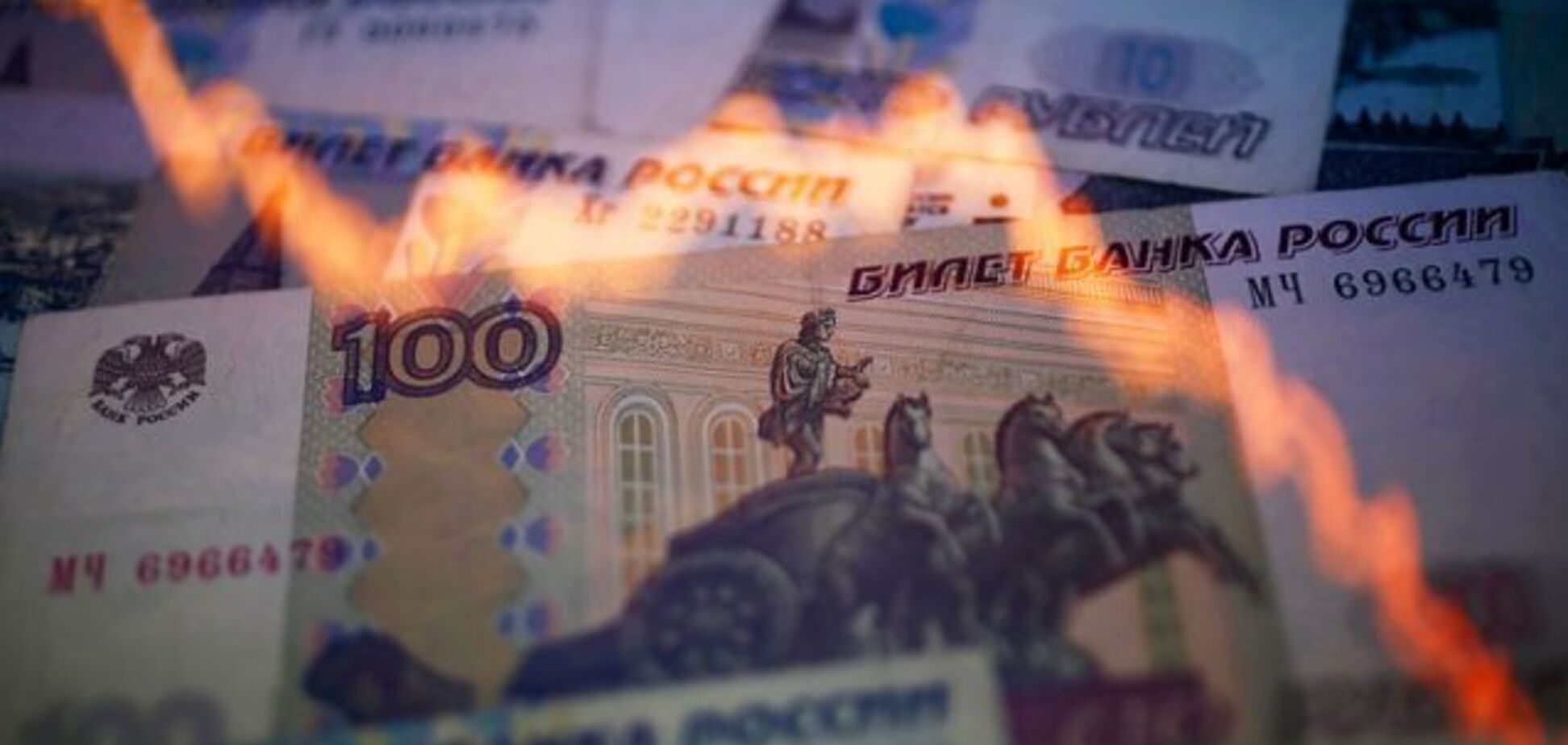 В России рубль резко обвалился по отношению к мировым валютам