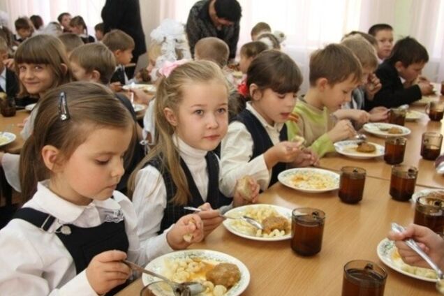 Чим годують дітей: Гройсман показав меню ''Нового шкільного харчування''