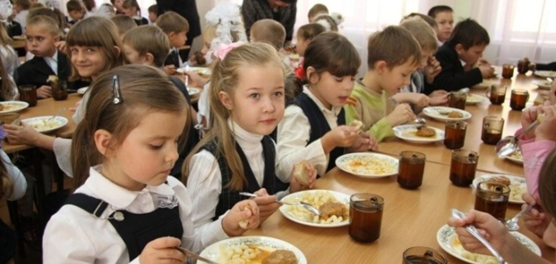 Чим годують дітей: Гройсман показав меню 'Нового шкільного харчування'