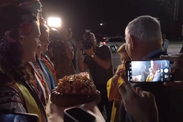 Бросила каравай на землю: появилось видео скандала с женой премьера Израиля в Киеве