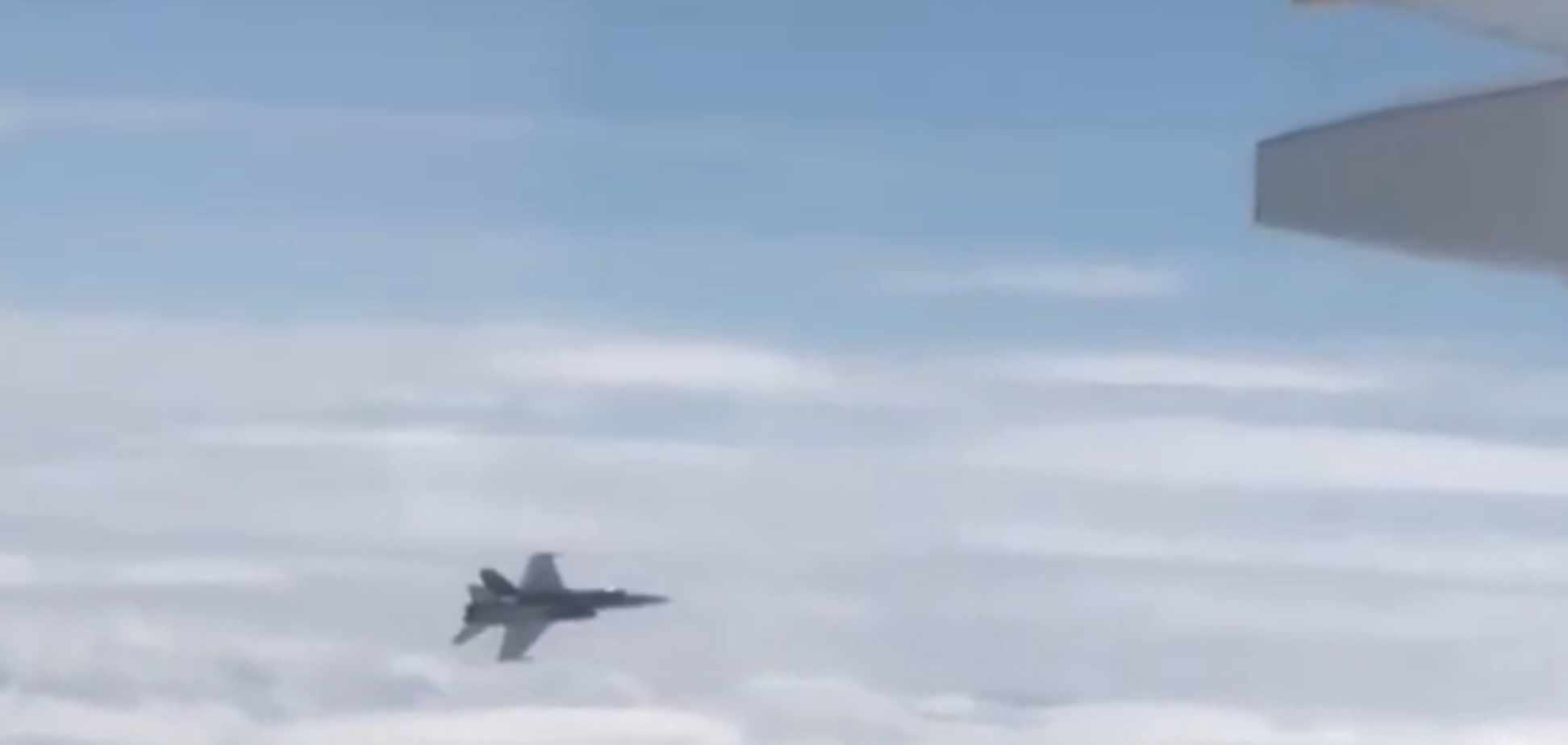 'Ставляться, як до терористів!' ВПС Швейцарії 'зчепилися' в небі з російським літаком