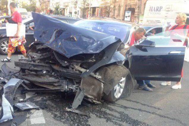 У Києві Range Rover 'зловив' Tesla та влетів у пішоходів: фото і відео страшної аварії