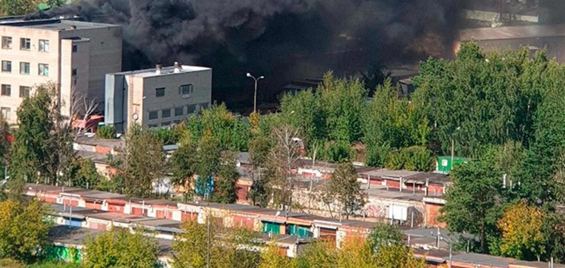 В Подмосковье загорелся крупный завод с химикатами. Фото и видео