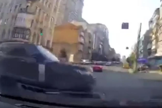 Зіткнення Tesla і Range Rover у центрі Києва: аварія потрапила на відеореєстратор