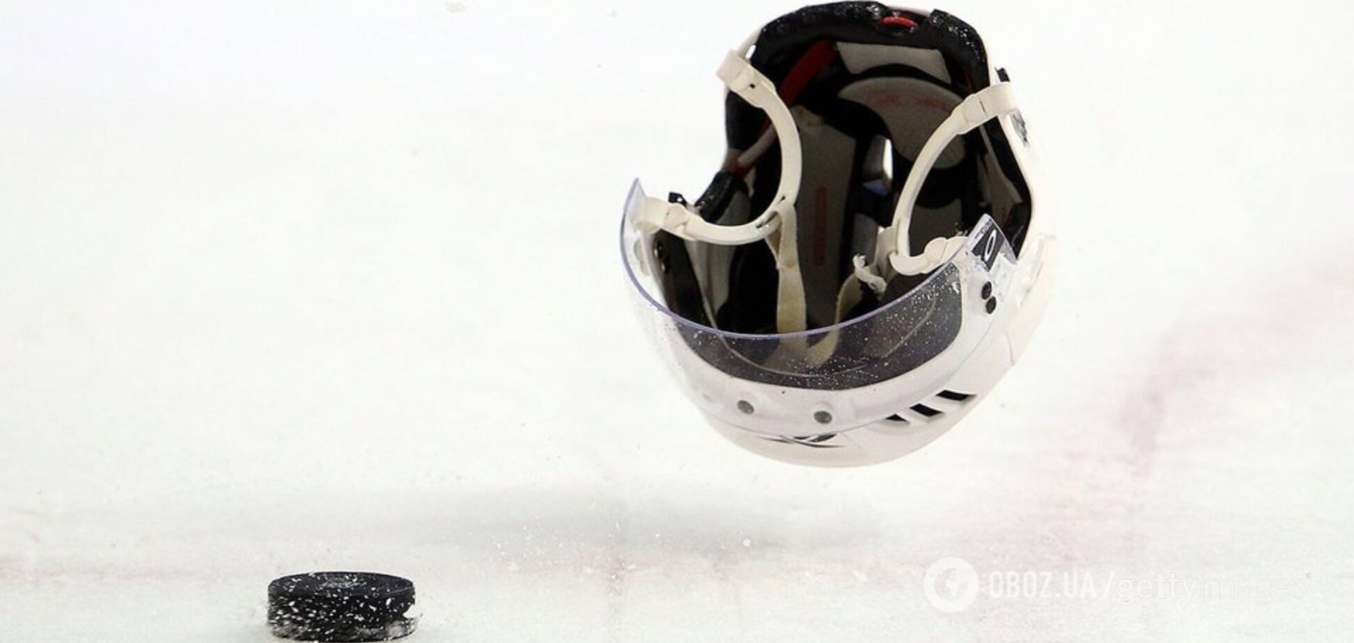 Сошли с ума: в Китае хоккеисты жестоко избили соперника во время матча — видео