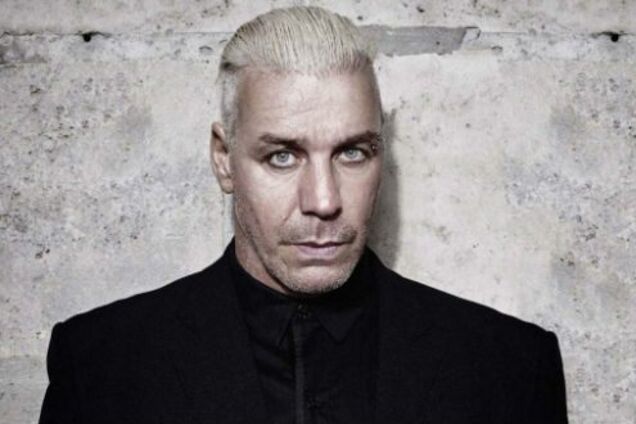 Без Лободы? Танцующего Линдеманна заметили в окружении звезд из РФ