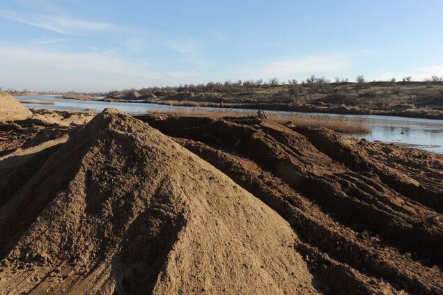 Объясняют заботой о людях: в Крыму добывают песок с химического могильника