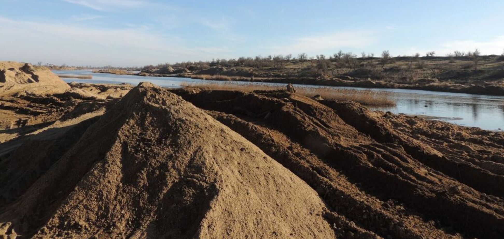 Пояснюють турботою про людей: у Криму добувають пісок із хімічного могильника