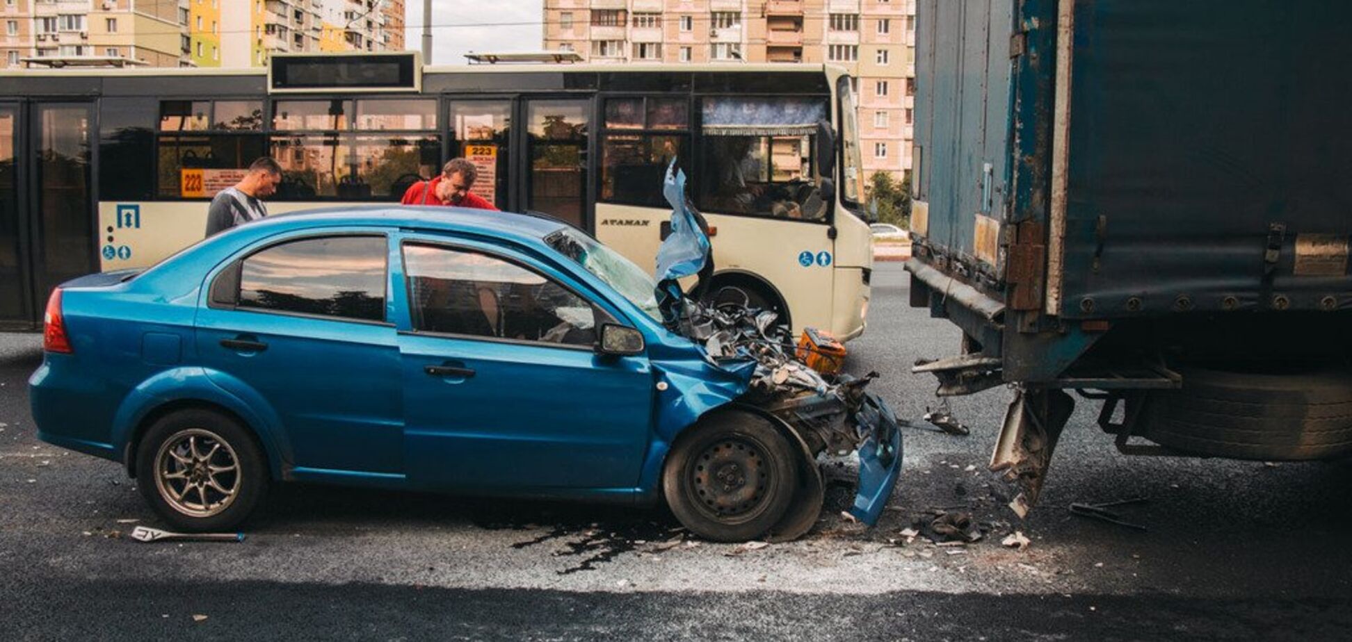 'Врезался в фуру на полном ходу': в Киеве произошло жесткое ДТП с пострадавшими