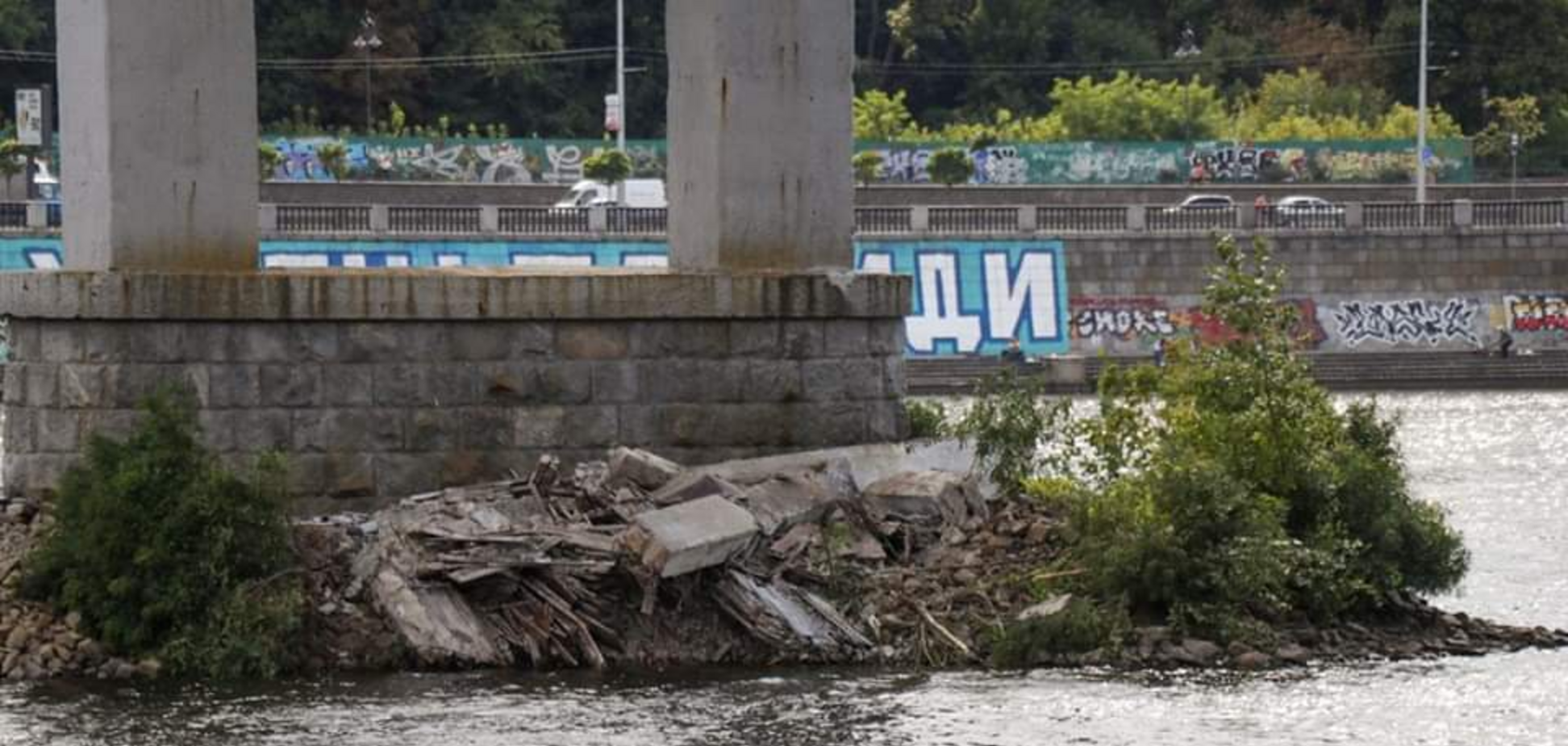 В Киеве в Днепр обрушился бетонный мост