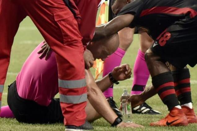 Арбитра увезли в скорой: в матче Лиги Европы вспыхнул грандиозный скандал — видео