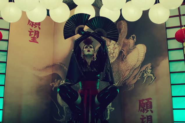 MARUV показала лесбийскую любовь в провокационном клипе