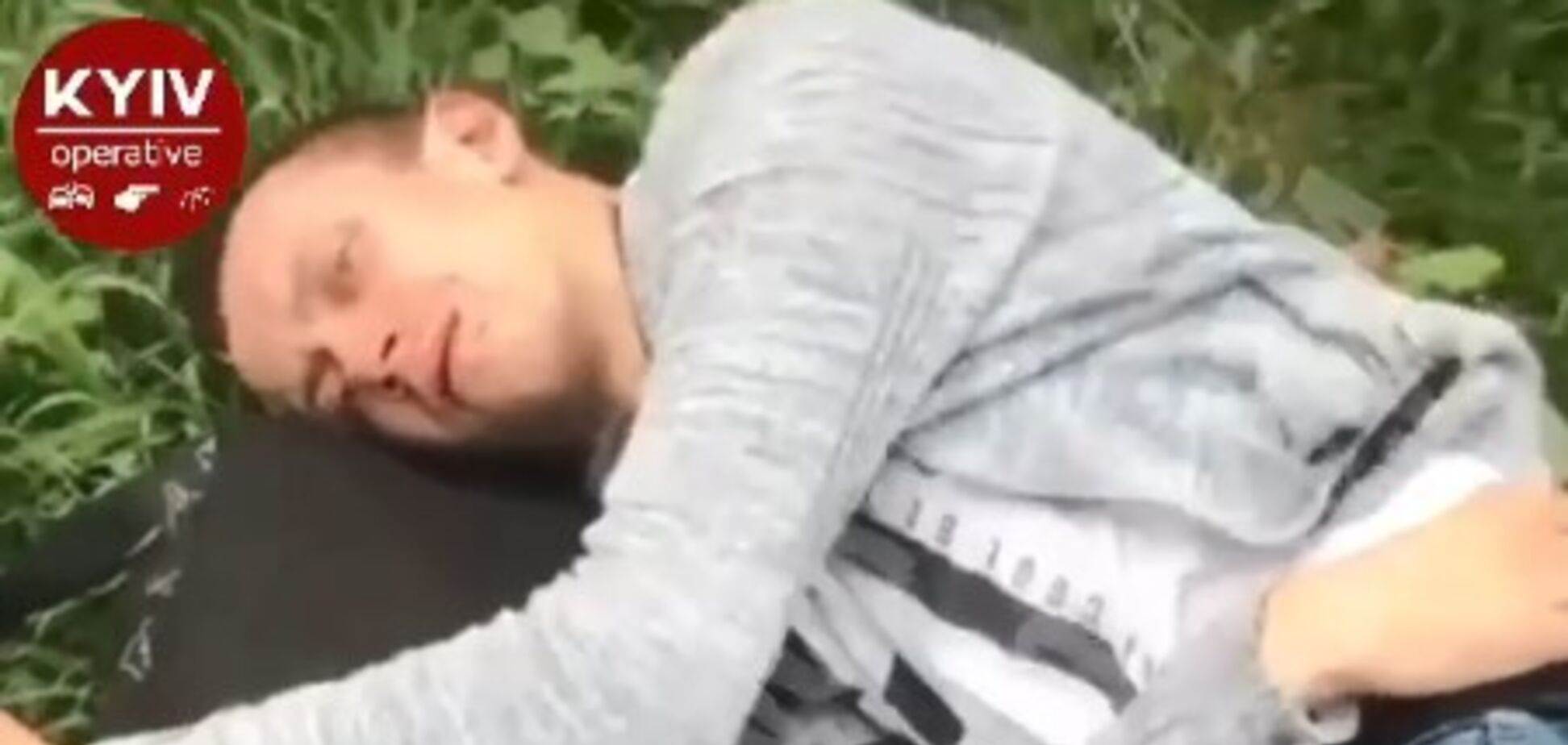 'Повний неадекват!' У Києві чоловік громив авто на вулицях