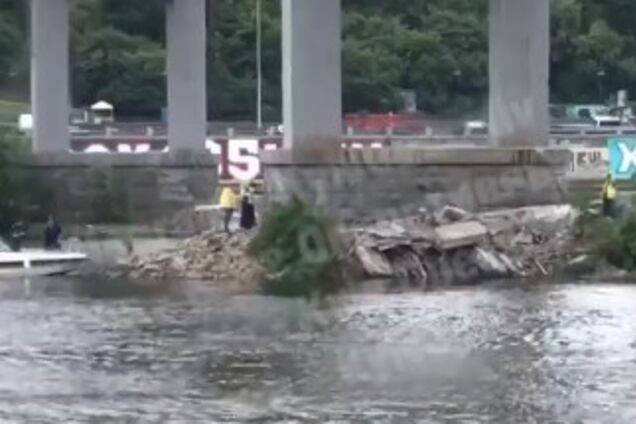 'Очередной уставший': в Киеве обвалилась часть Пешеходного моста. Видео