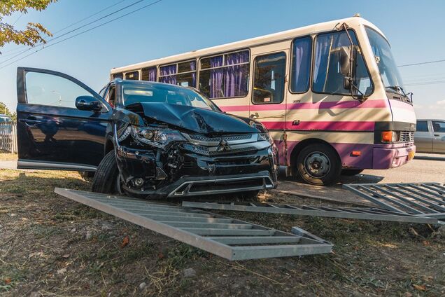 В Днепре произошло тройное ДТП с маршруткой: фото и видео