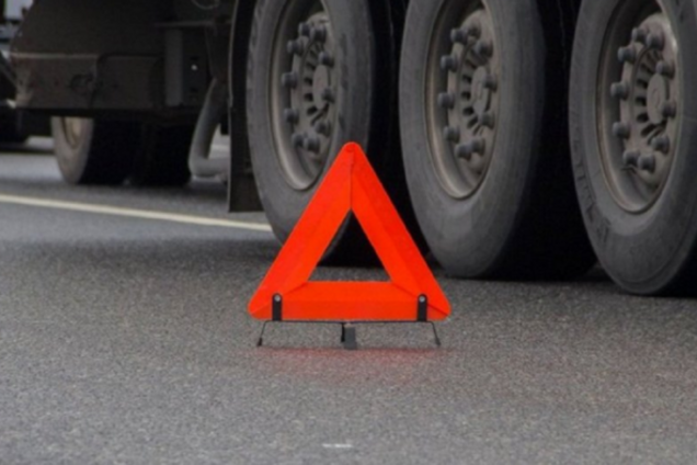 Отлетело колесо: в Кривом Роге произошло жесткое ДТП с грузовиком. Фото