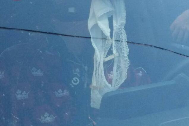 Трусы на зеркале и водка в салоне: в Киеве водитель Mercedes отрубился на ходу. Фото и видео