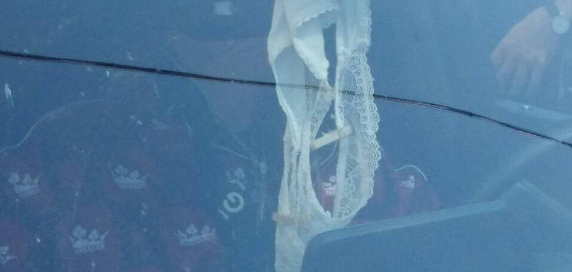 Трусы на зеркале и водка в салоне: в Киеве водитель Mercedes отрубился на ходу. Фото и видео