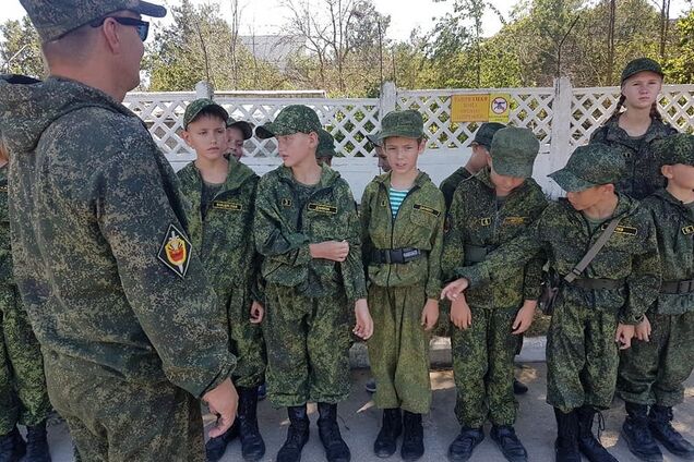 'Вкладывают скрепы!' В ВСУ показали 'военных' детей из Крыма