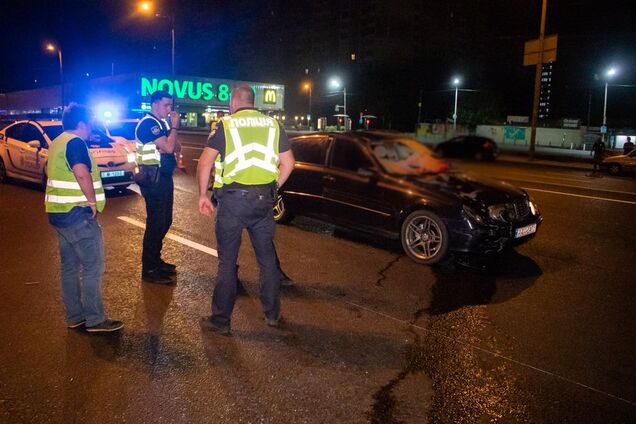 У Києві на переході авто на смерть збило пішохода. Фото 18+