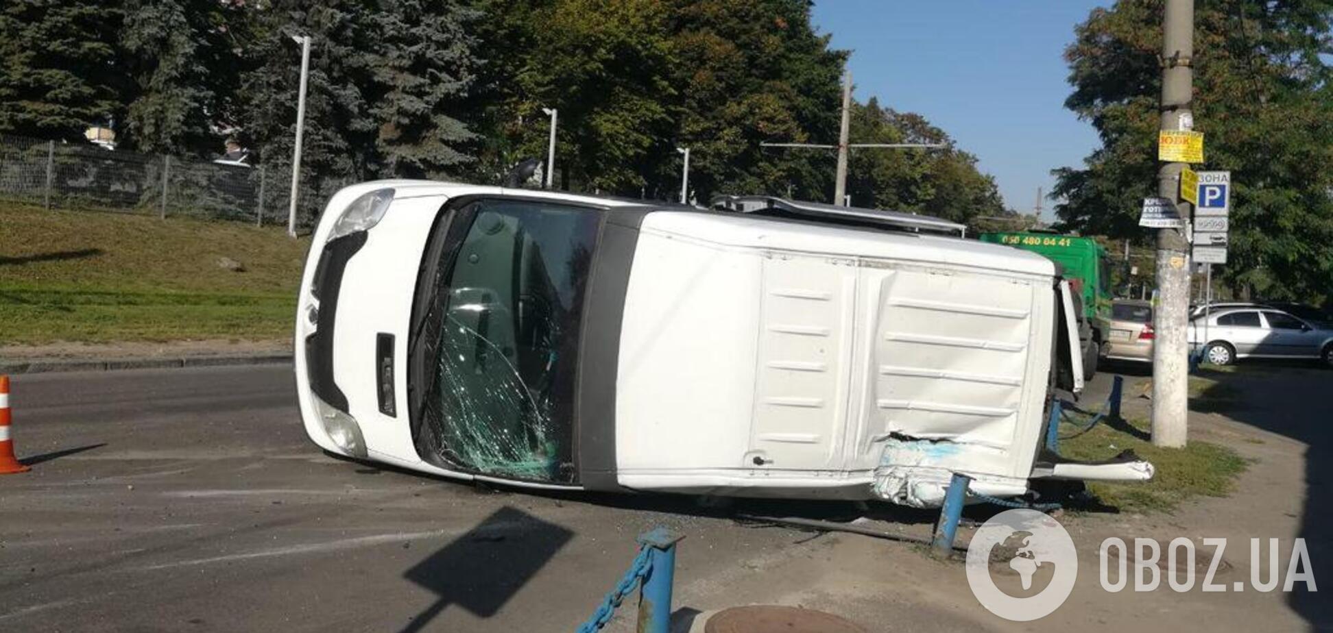 В Днепре перевернулся микроавтобус: есть пострадавшие. Фото