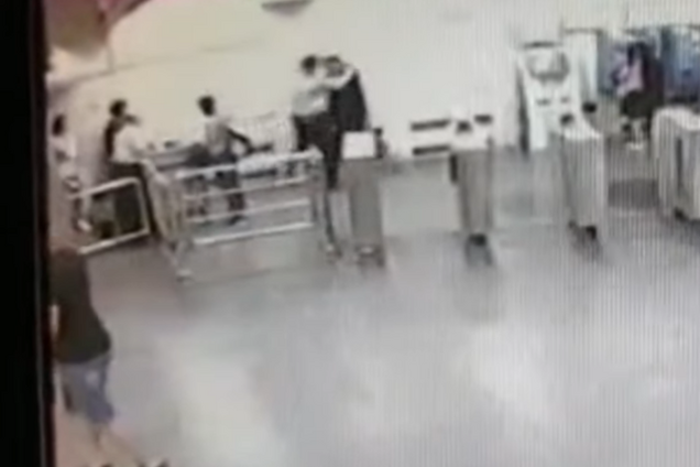 В метро Харькова неадекват напал на полицейского: дерзкое преступление попало на видео