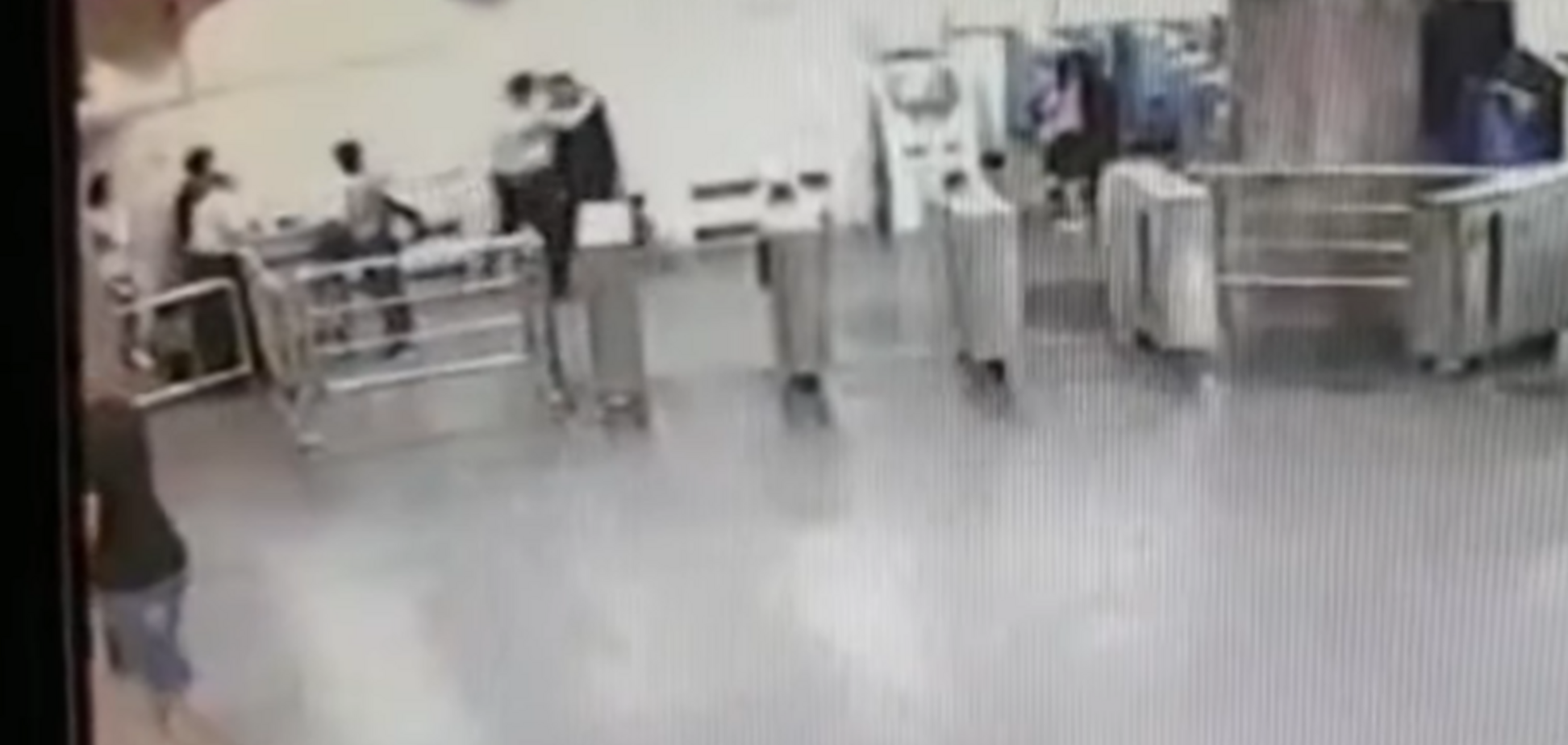 У метро Харкова неадекват ножем поранив поліцейського: зухвалий злочин потрапив на відео