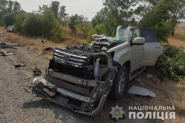На Херсонщині позашляховик "розірвало" навпіл після зіткнення з вантажівкою. Фото