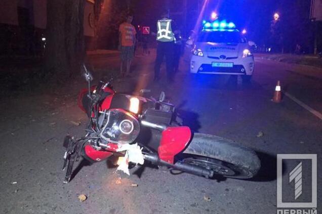 Злетіло взуття: під Дніпром мотоцикліст переїхав жінку. Фото з місця ДТП