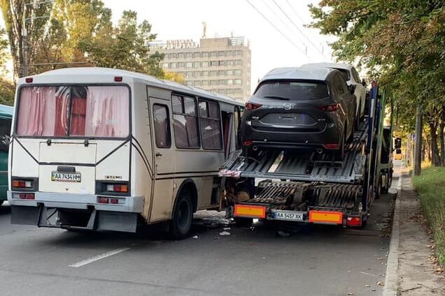 В Киеве автобус влетел в автовоз с Mazda