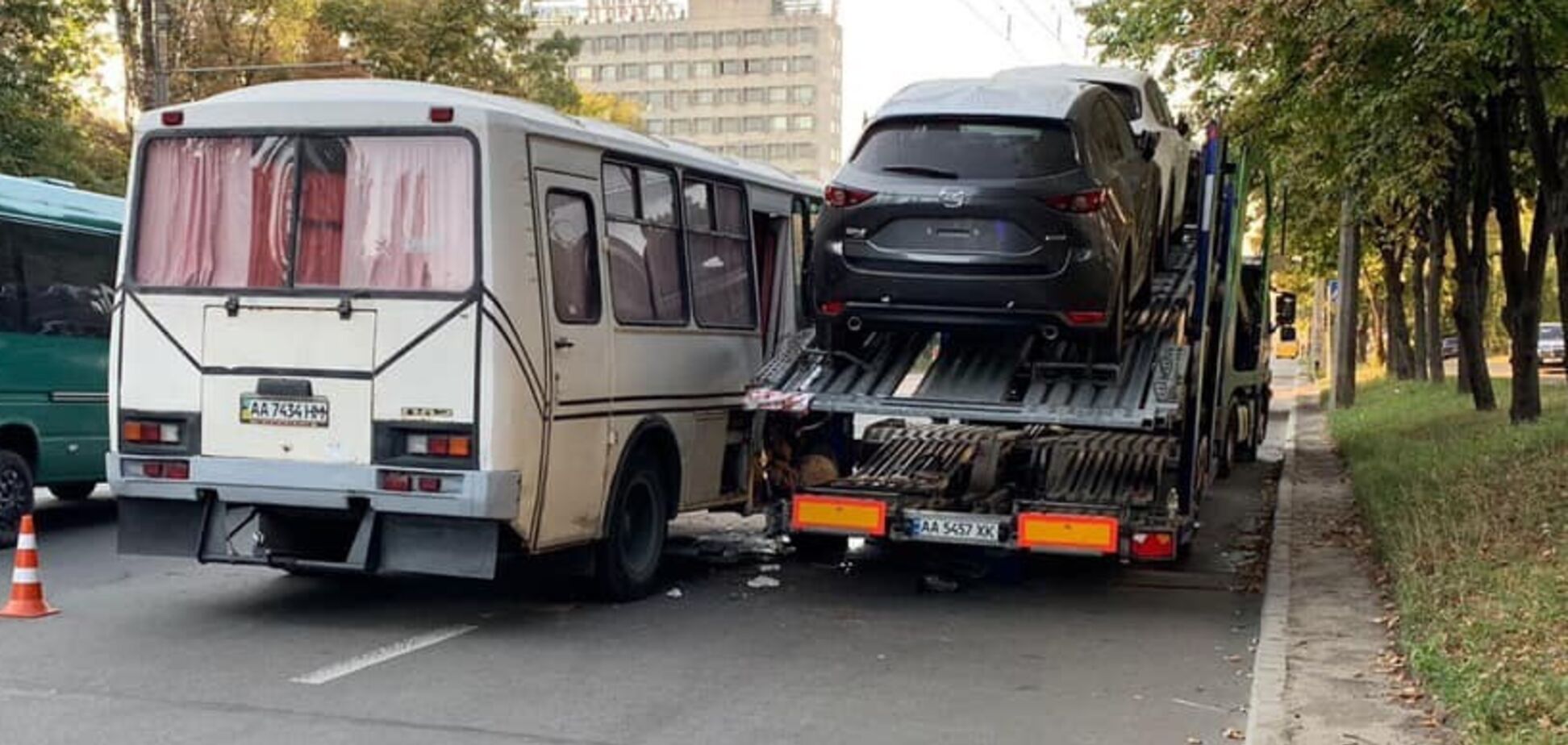 У Києві автобус влетів у автовоз із Mazda