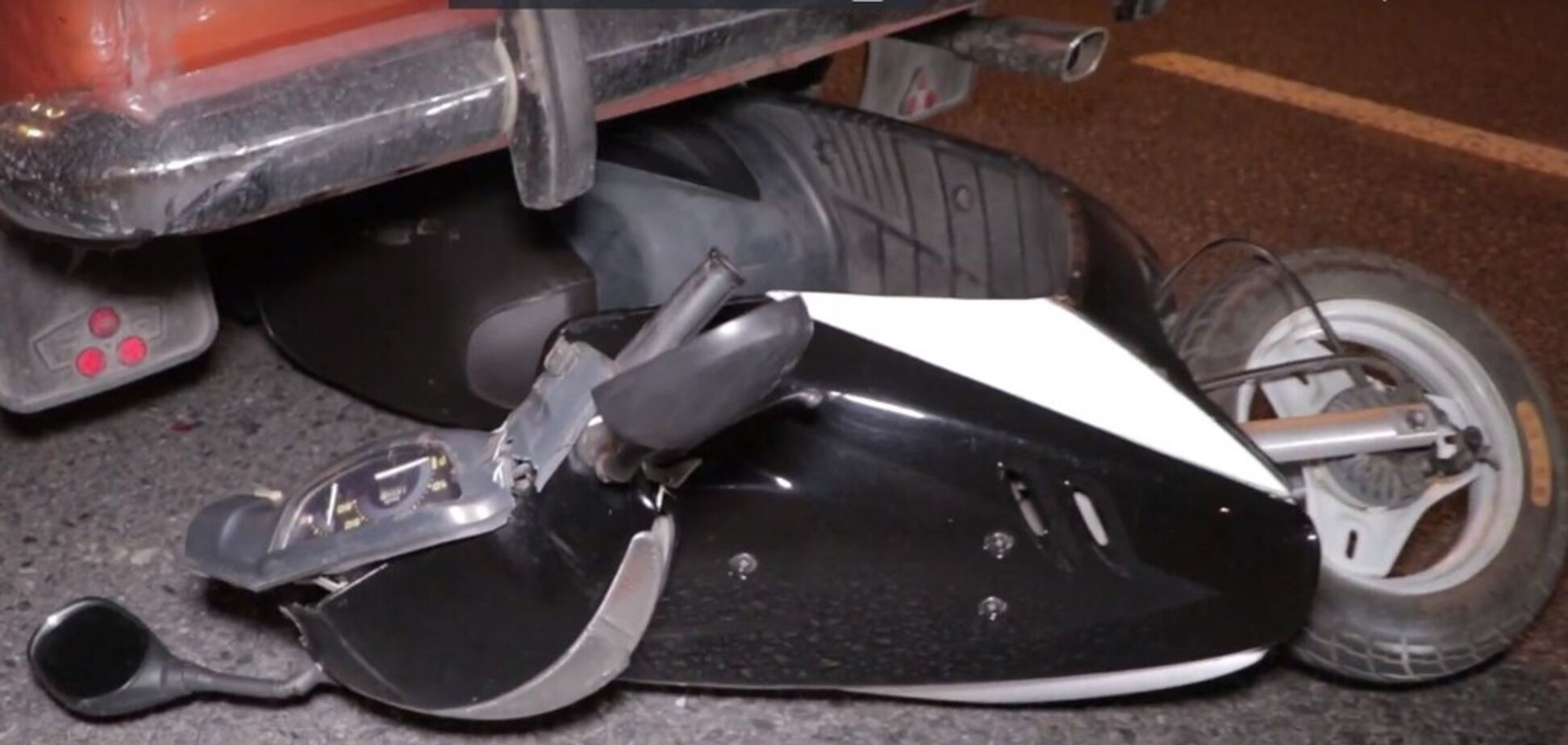 Лишился зубов: в Днепре мопедист угодил под авто. Видео