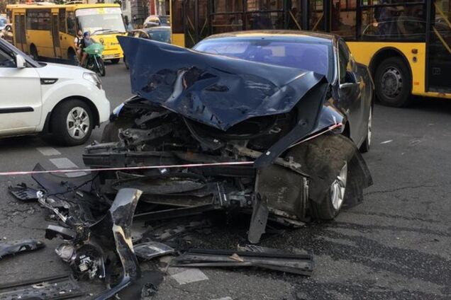 У Києві Range Rover врізався в Tesla: ЗМІ пов'язали учасника ДТП з Януковичем