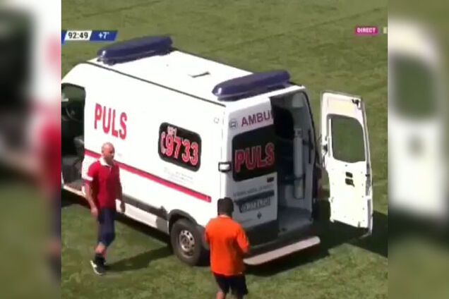 На футболі в Румунії трапився несподіваний курйоз зі швидкою допомогою
