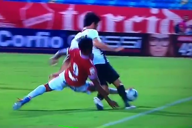 Мясорубка: бразильский футболист получил кошмарную травму - видео не для слабонервных