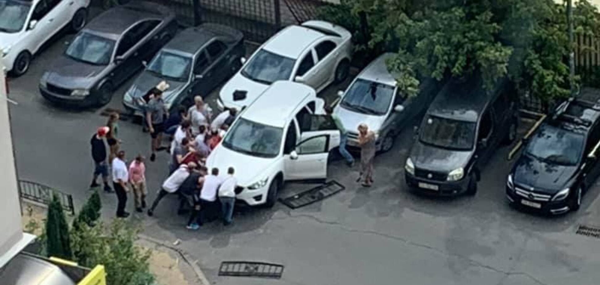 В Киеве женщина-водитель наехала на мать с ребенком