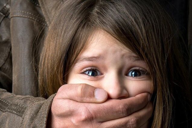 Мать видела и молчала: в Сумах мужчина изнасиловал 6-летнюю девочку