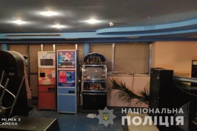 Поліція 'накрила' підпільний гральний зал у Нікополі: вилучили десятки автоматів