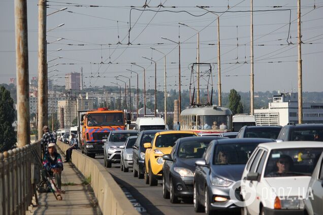Сеть в шоке: на мосту в Днепре 'танцевали' фонари. Видео