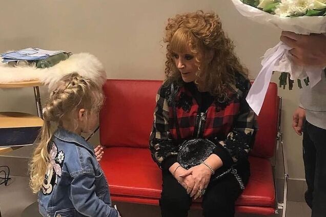 'Брюки пора носить уже': Пугачева вызвала споры молодежным видом