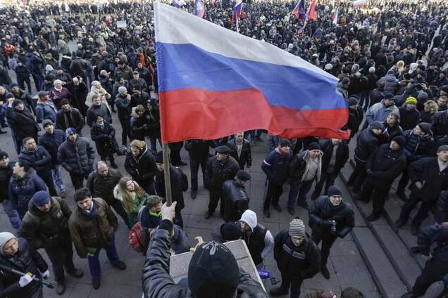 Над Донецком внезапно подняли флаги России: что произошло