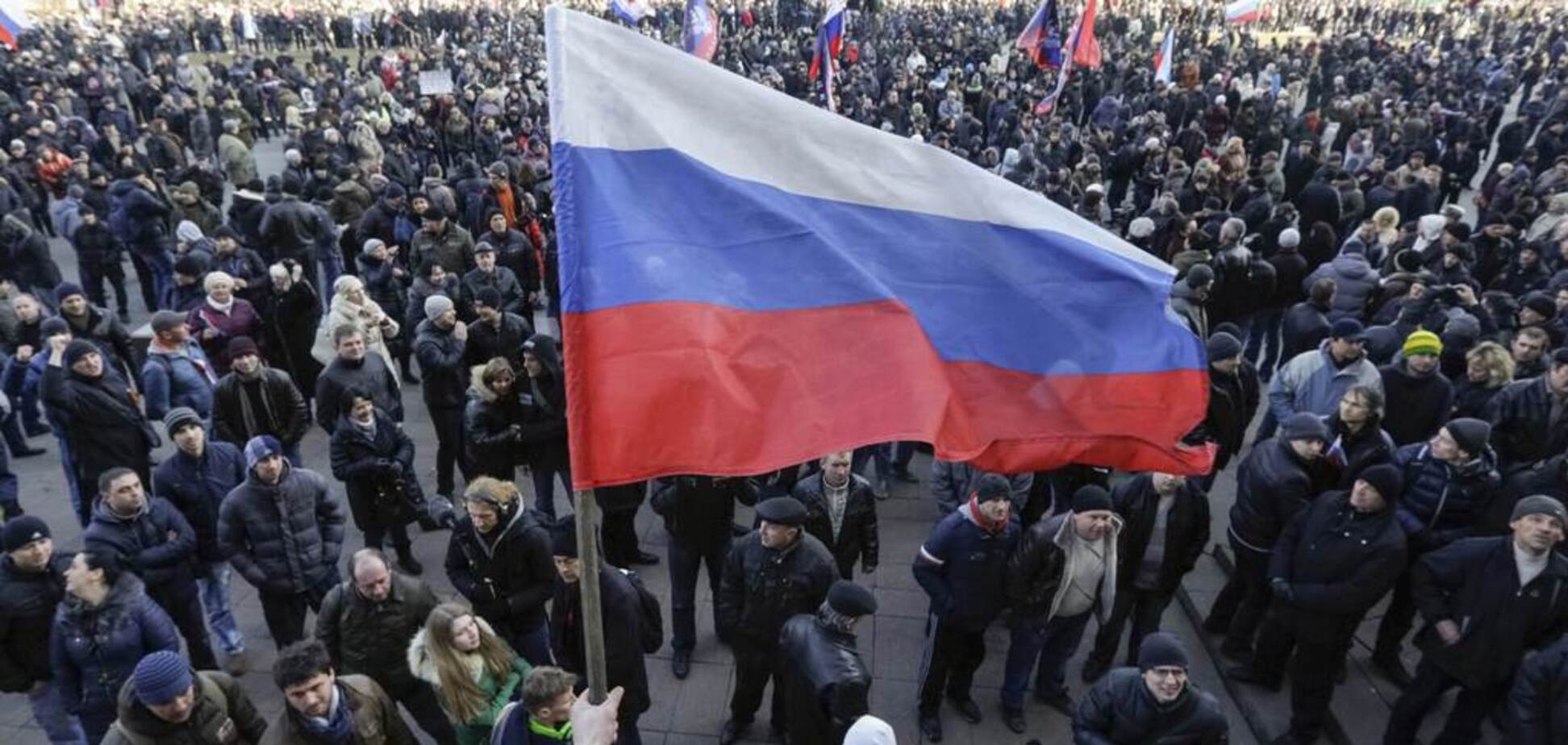 Над Донецком внезапно подняли флаги России: что произошло