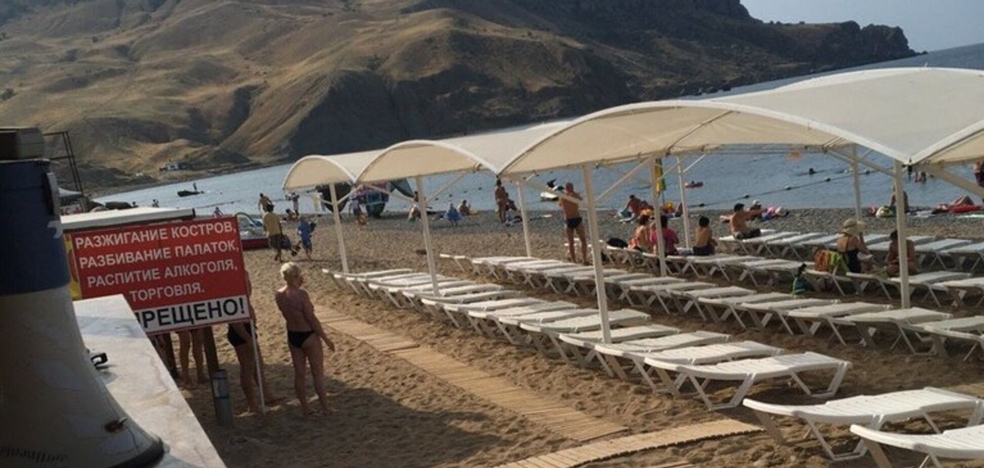 'Затоптанные туристы!' Блогер показала, как в сезон выглядят пляжи Крыма