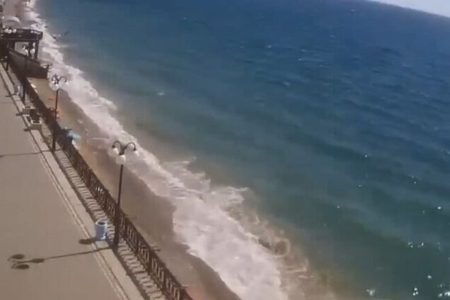 Пустые кафе и шезлонги: раскрыто реальное количество туристов в Крыму