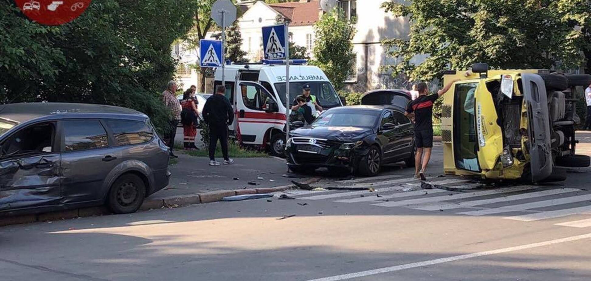 В Киеве 'не поделили дорогу' четыре авто