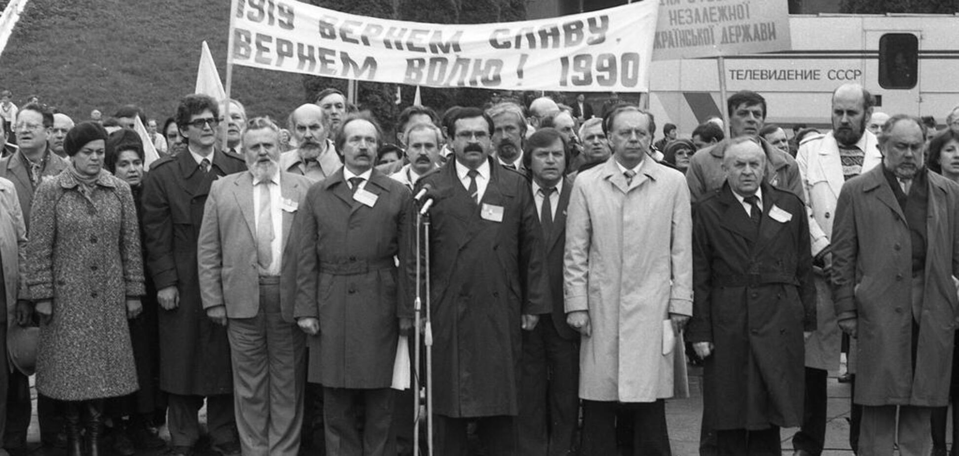 Скільки посад голів комітетів віддала опозиції правляча компартія у 1990 році?