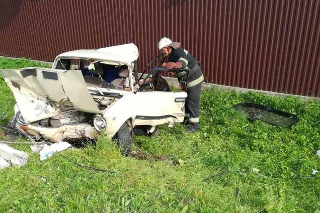 Под Львовом фура раздавила автомобиль с семьей: подробности и фото жуткого ДТП