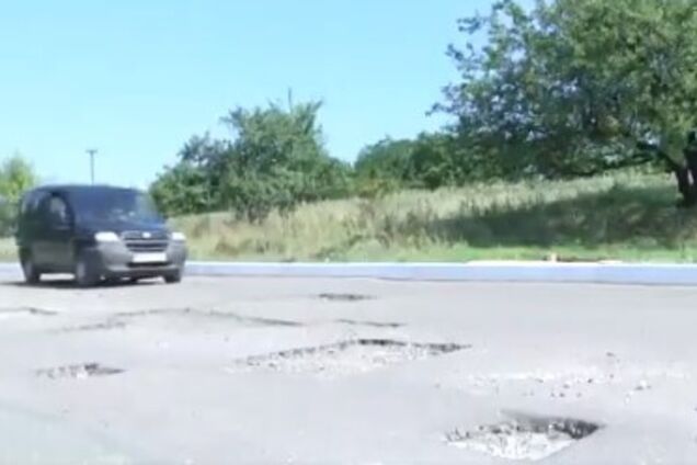 'Денег на асфальт нет': блогер показал катастрофическую ситуацию с дорогами 'ЛНР'